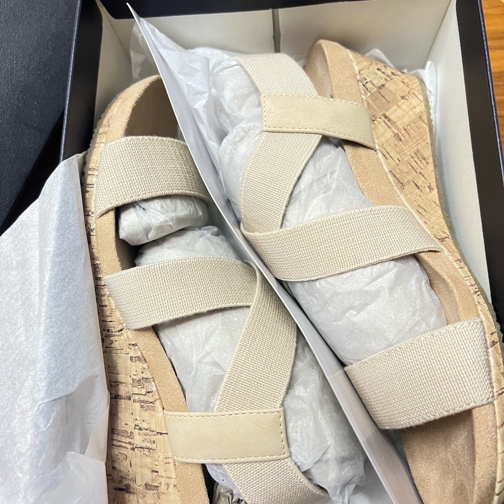 NWT Naturalizer wedge sandals Size 7.5 M